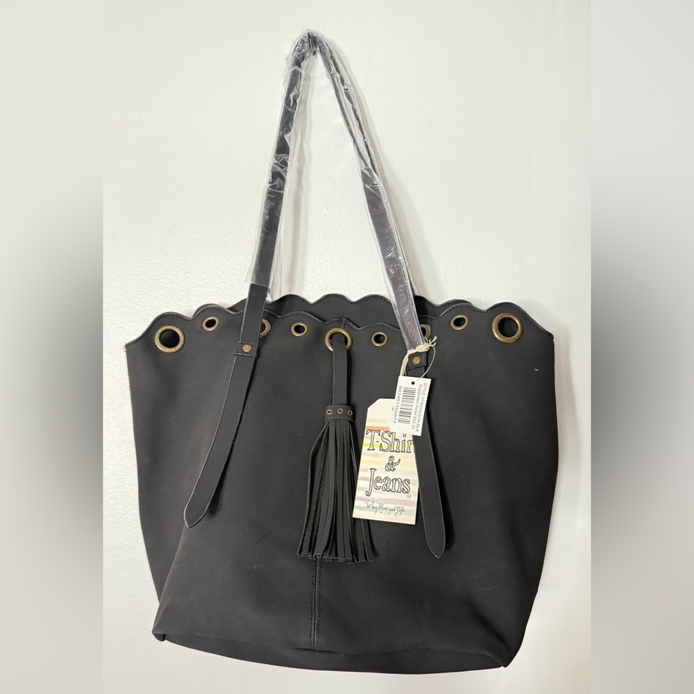 T-Shirt & Jeans Elegant Black Tote with Tassel